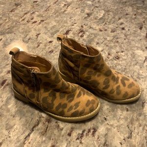 Pair of side zip animal print booties from Old Navy Size is 11 in little girls.